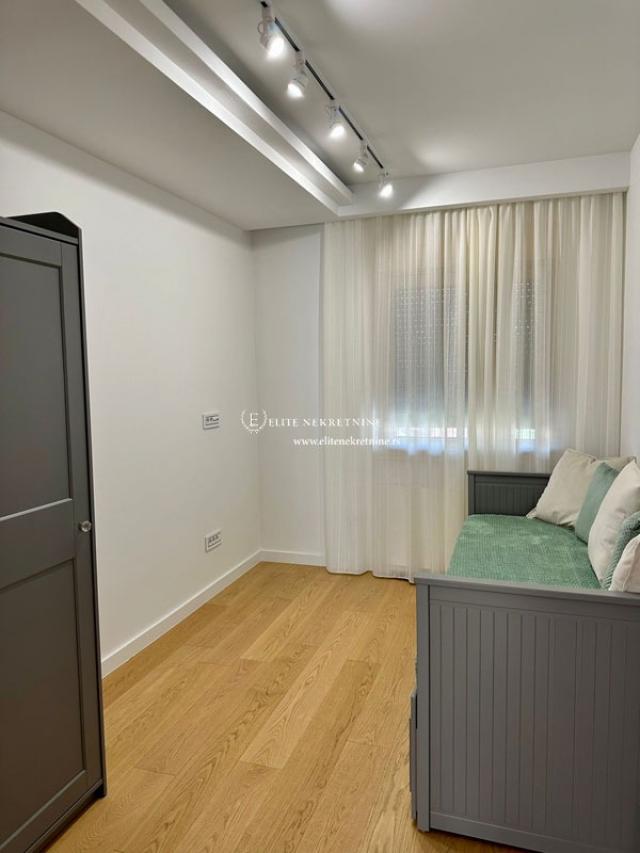 Izdavanje-Petosoban penthouse sa terasom od 85m2, 2 garazna mesta