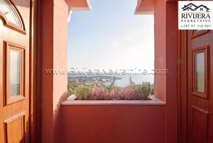 Newly built house with sea view in Lustica