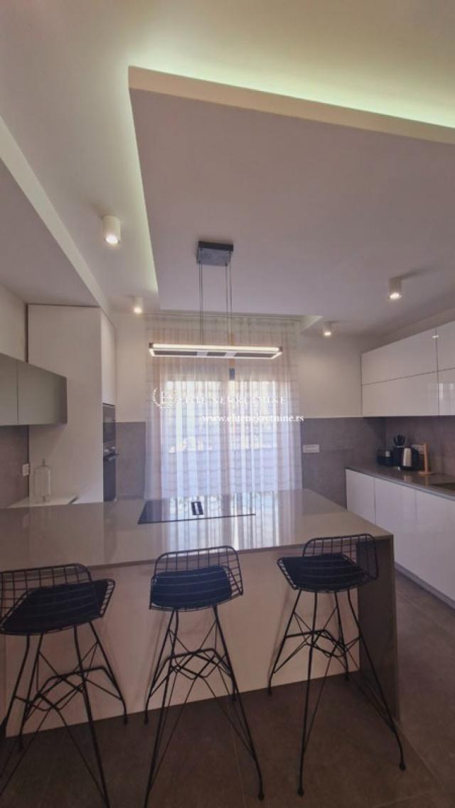 Izdavanje-Petosoban penthouse sa terasom od 85m2, 2 garazna mesta