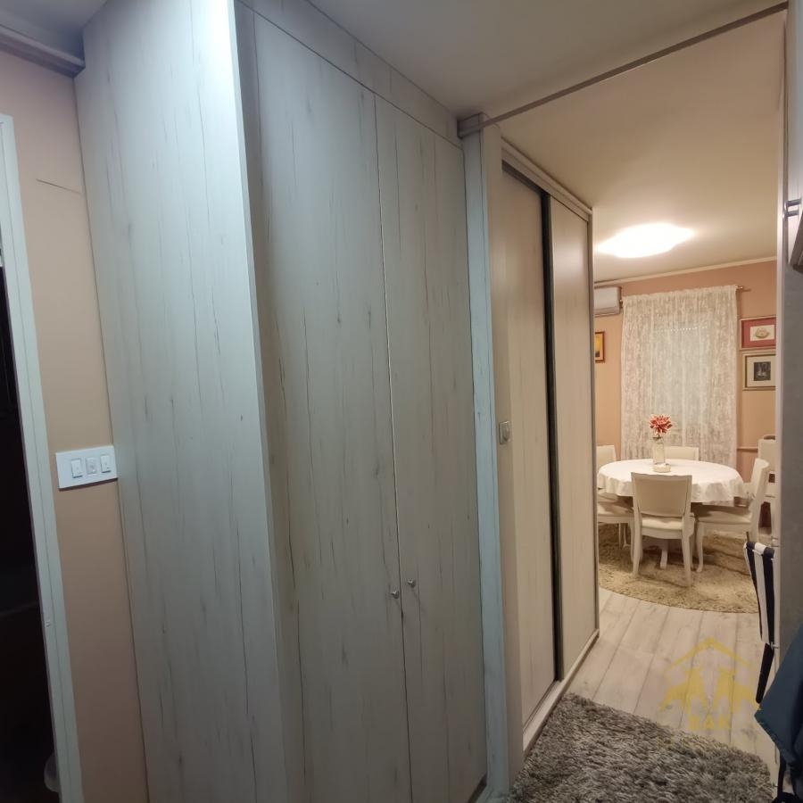 Prelep dvosoban stan na Novom Naselju