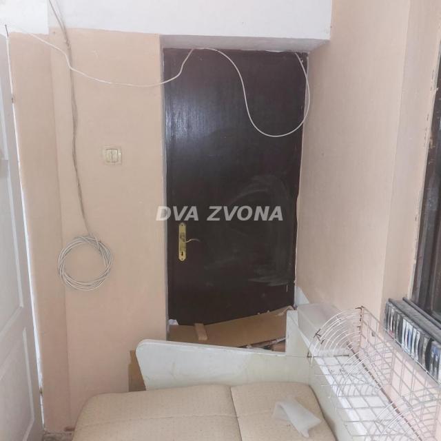 SRTOGI CENTAR, PEŠAČKA ZONA SALONAC 81 M2 ZA RENOVIRANJE!!!