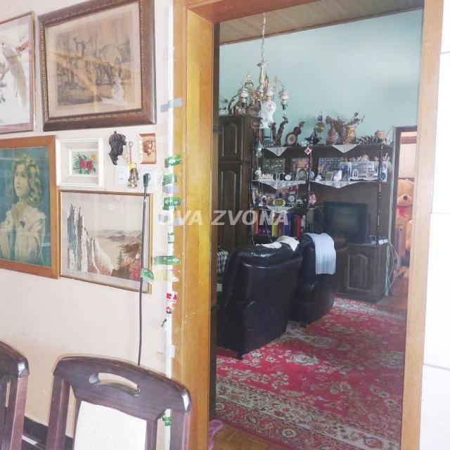 SRTOGI CENTAR, PEŠAČKA ZONA SALONAC 81 M2 ZA RENOVIRANJE!!!