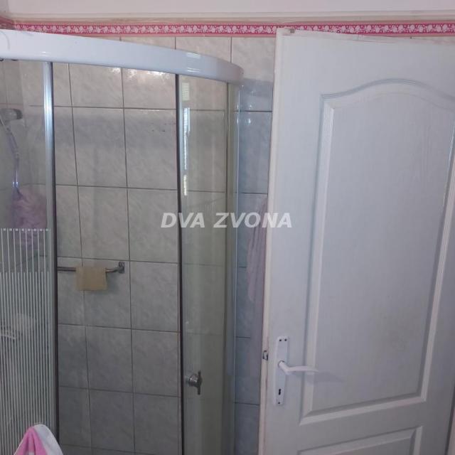 SRTOGI CENTAR, PEŠAČKA ZONA SALONAC 81 M2 ZA RENOVIRANJE!!!