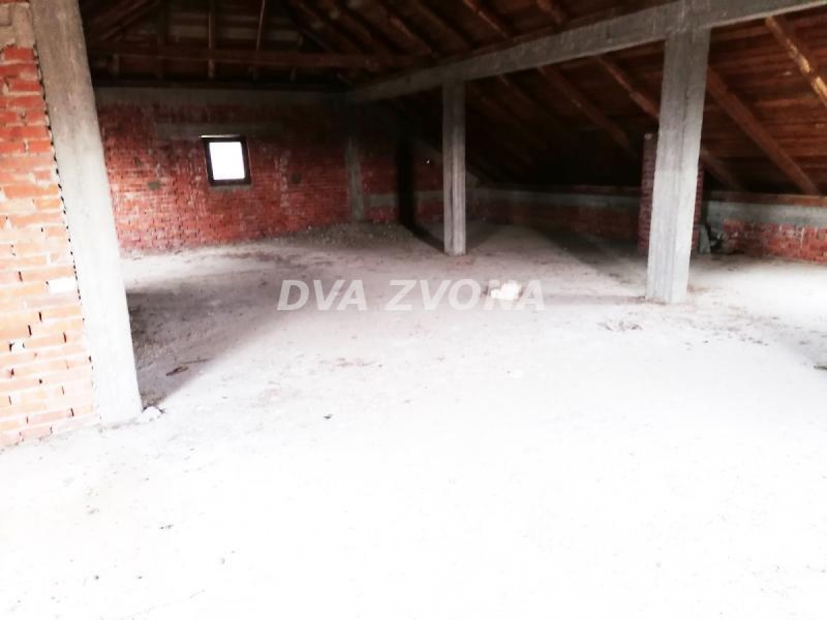 KUĆA 450M2 ZA SAMO 90. 000 E, PRILIKA