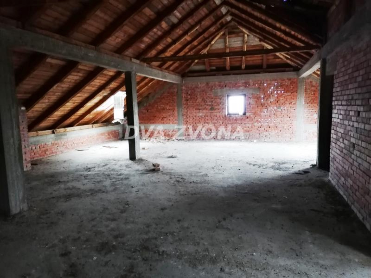 KUĆA 450M2 ZA SAMO 90. 000 E, PRILIKA