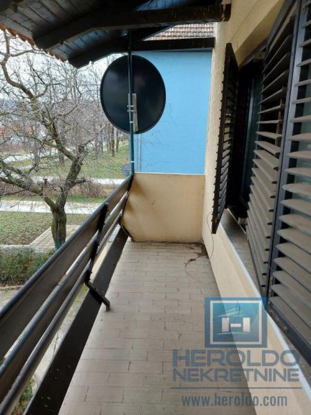 Family house of 179 m2 on 4.26 a plot of land with a commercial building in Colonia next to the main