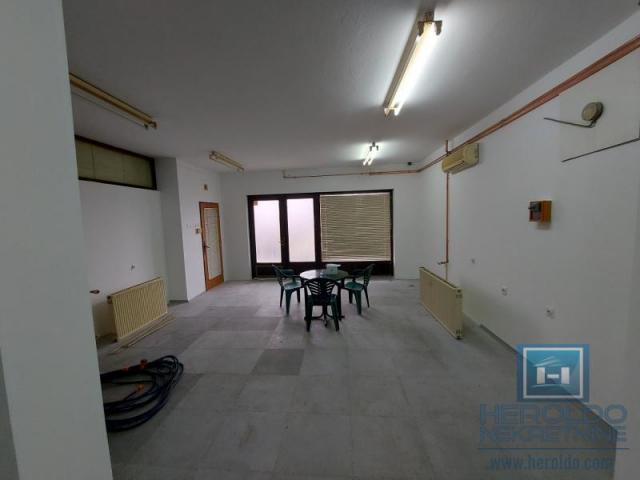 Family house of 179 m2 on 4.26 a plot of land with a commercial building in Colonia next to the main