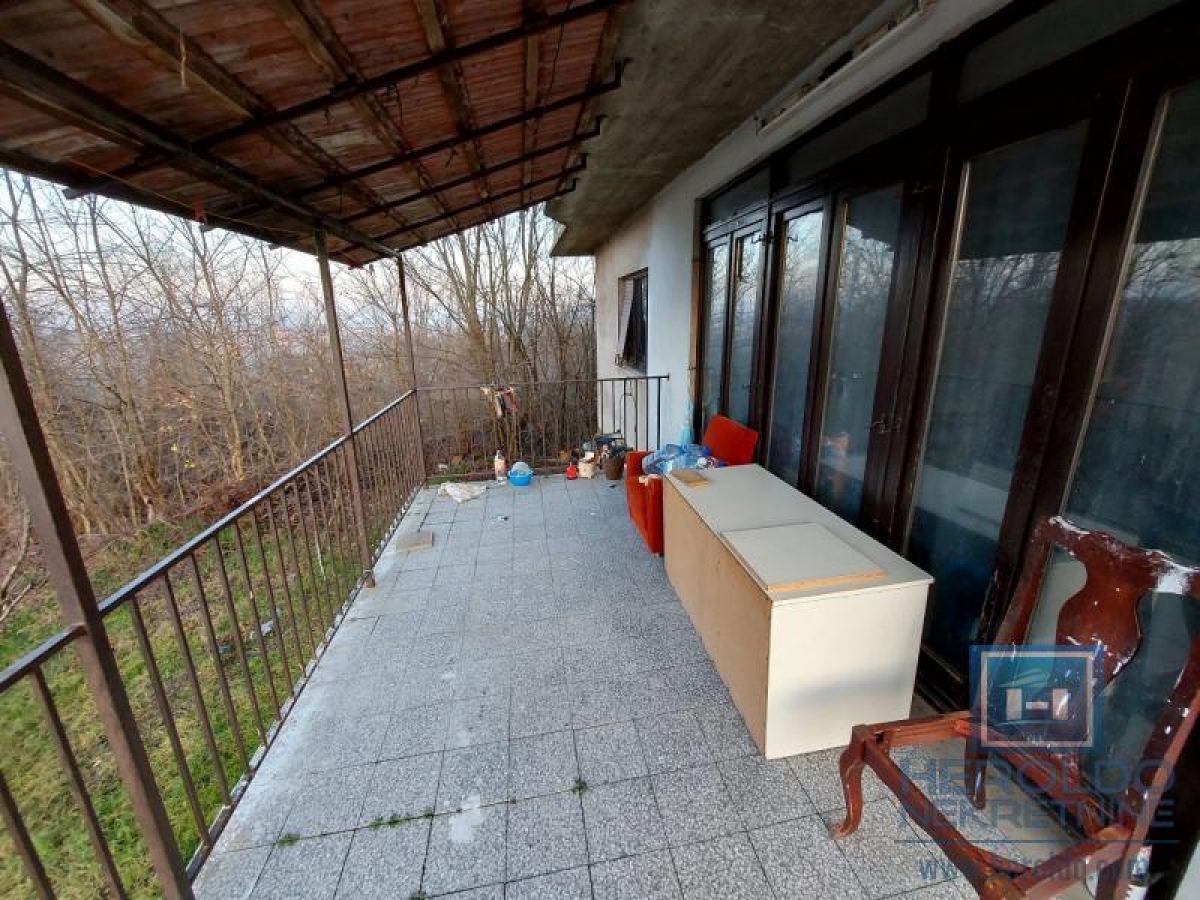 Kuća od 360m2 u selu Šantarovac na 33, 92a placa