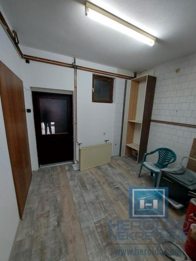 Family house of 179 m2 on 4.26 a plot of land with a commercial building in Colonia next to the main