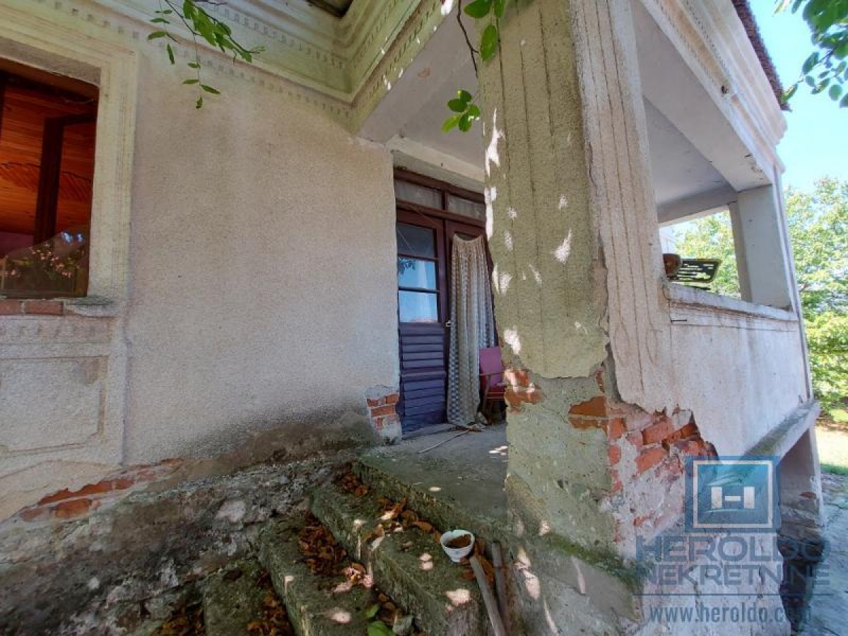 House for renovation in Majur with an outbuilding next to the main road