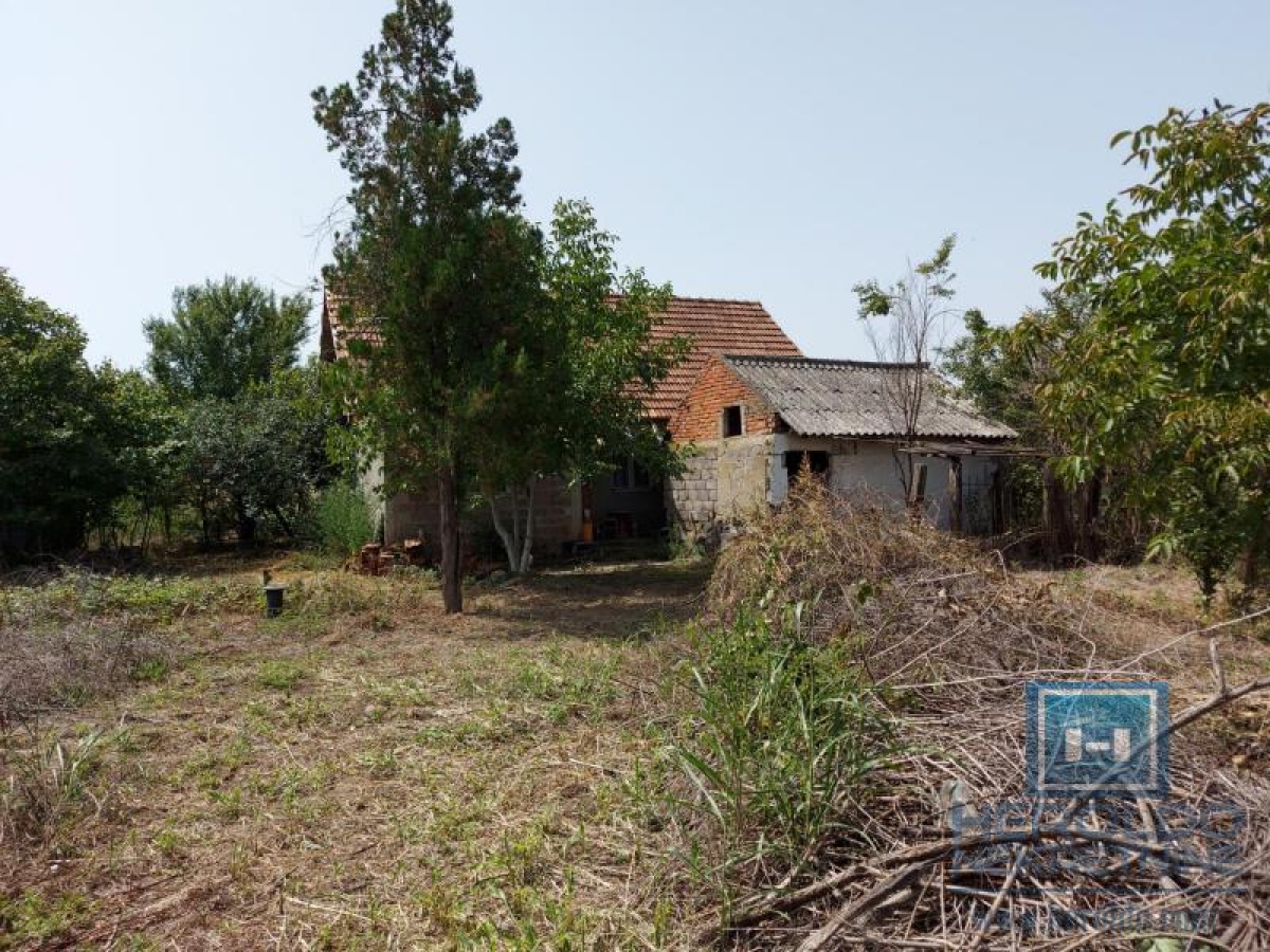 A house with a plot of 18 a.m. in the Panjevački rit settlement