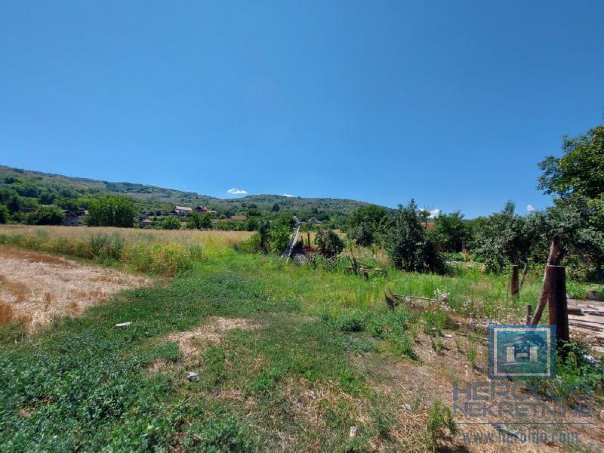 House for renovation in Majur with an outbuilding next to the main road