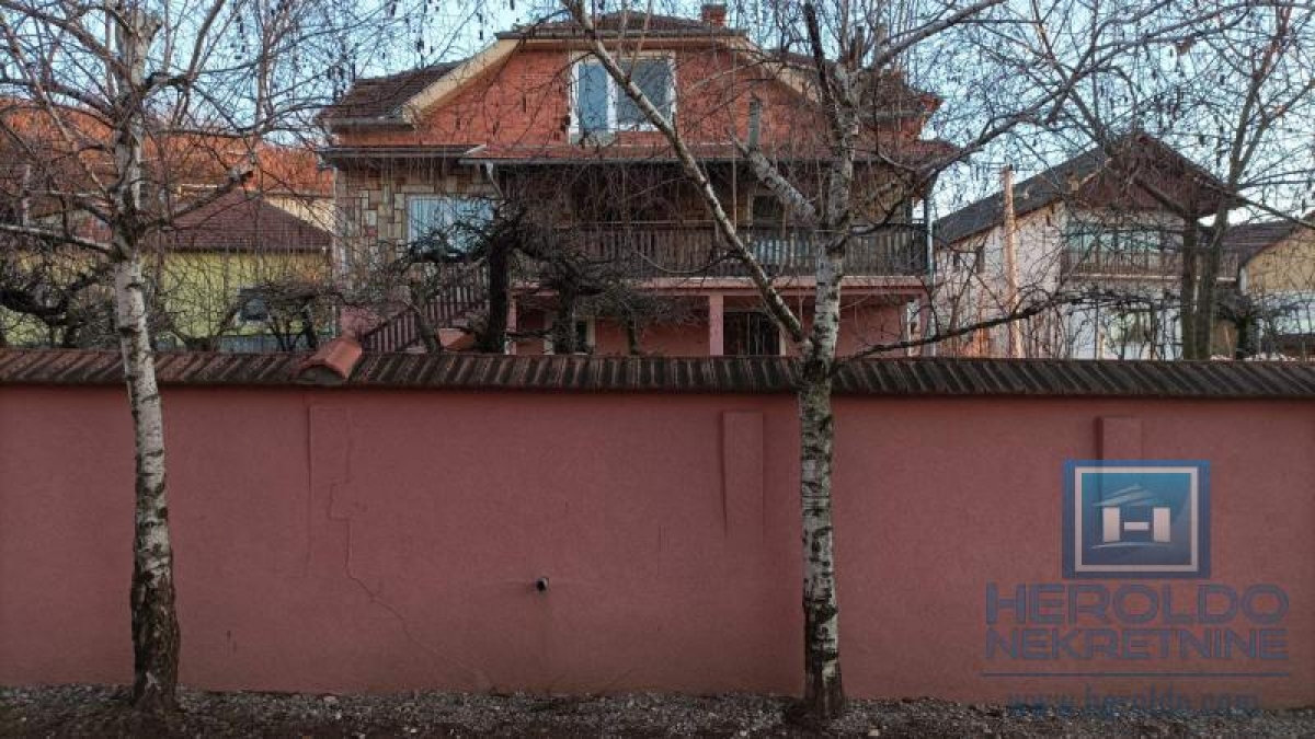 Prostrano seosko domaćinstvo u selu Jezero