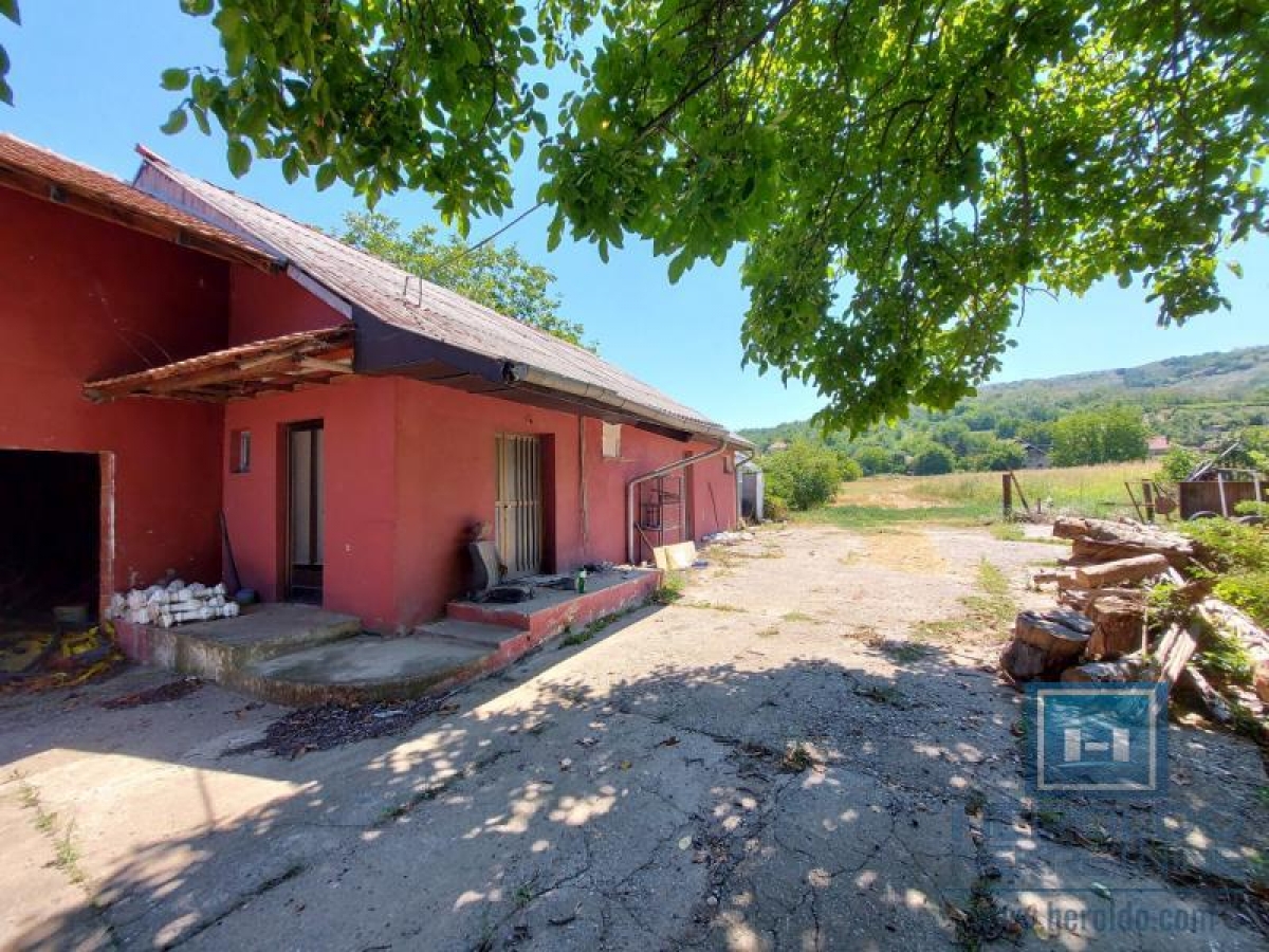 House for renovation in Majur with an outbuilding next to the main road