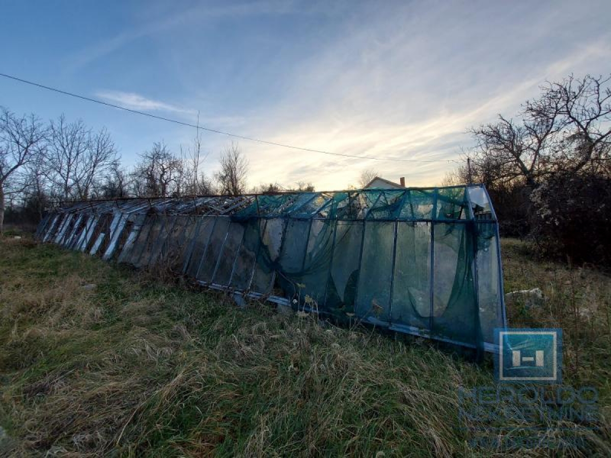 Kuća od 360m2 u selu Šantarovac na 33, 92a placa