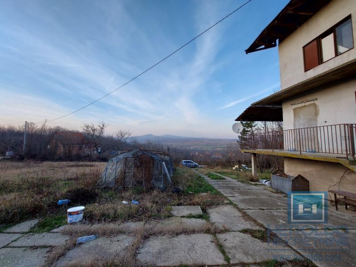 Kuća od 360m2 u selu Šantarovac na 33, 92a placa