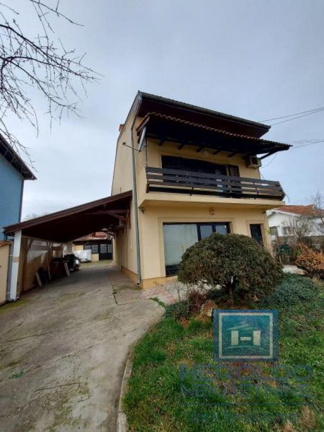 Family house of 179 m2 on 4.26 a plot of land with a commercial building in Colonia next to the main