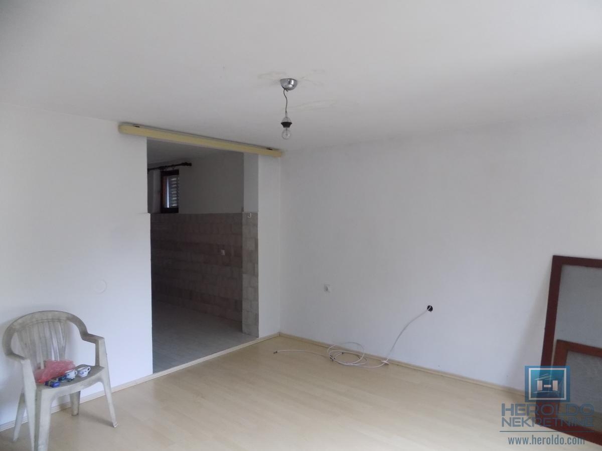 Kuća na prodaju 62m2 + pomoćni objekat od 42m2