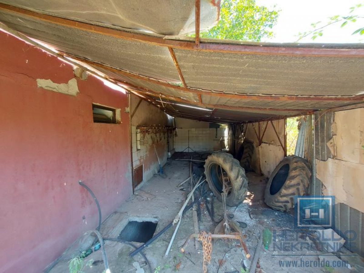 House for renovation in Majur with an outbuilding next to the main road