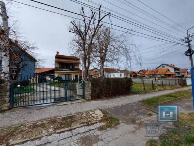 Family house of 179 m2 on 4.26 a plot of land with a commercial building in Colonia next to the main