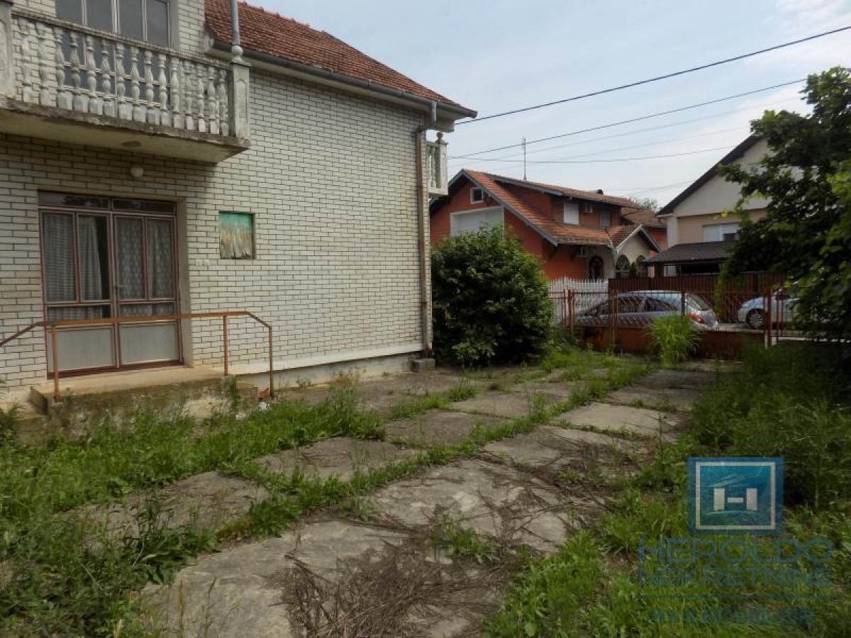 A one-story house for sale in Ćuprija on a plot of 9 ares