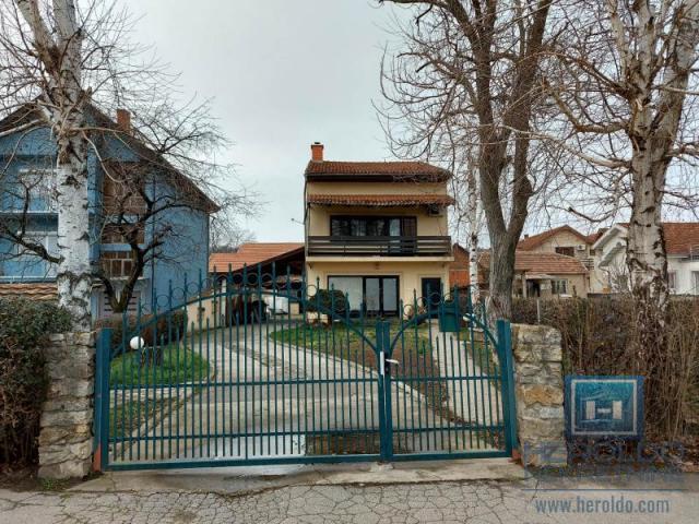 Family house of 179 m2 on 4.26 a plot of land with a commercial building in Colonia next to the main