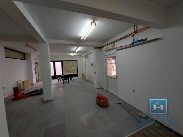 Family house of 179 m2 on 4.26 a plot of land with a commercial building in Colonia next to the main