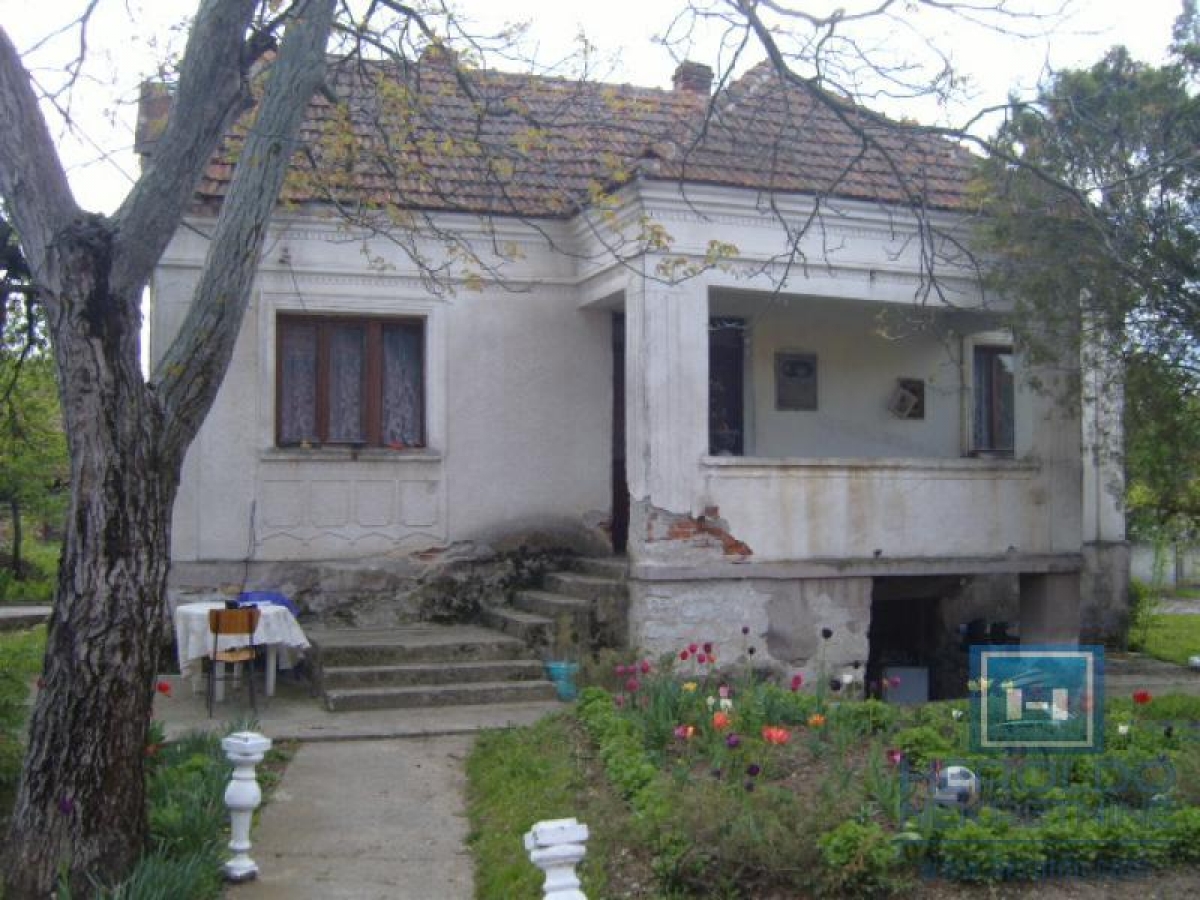 House for renovation in Majur with an outbuilding next to the main road