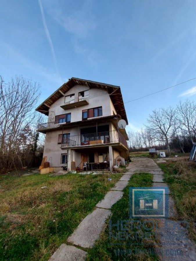 Kuća od 360m2 u selu Šantarovac na 33, 92a placa