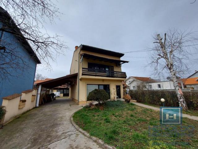 Family house of 179 m2 on 4.26 a plot of land with a commercial building in Colonia next to the main