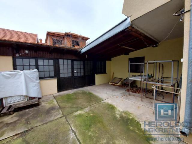 Family house of 179 m2 on 4.26 a plot of land with a commercial building in Colonia next to the main