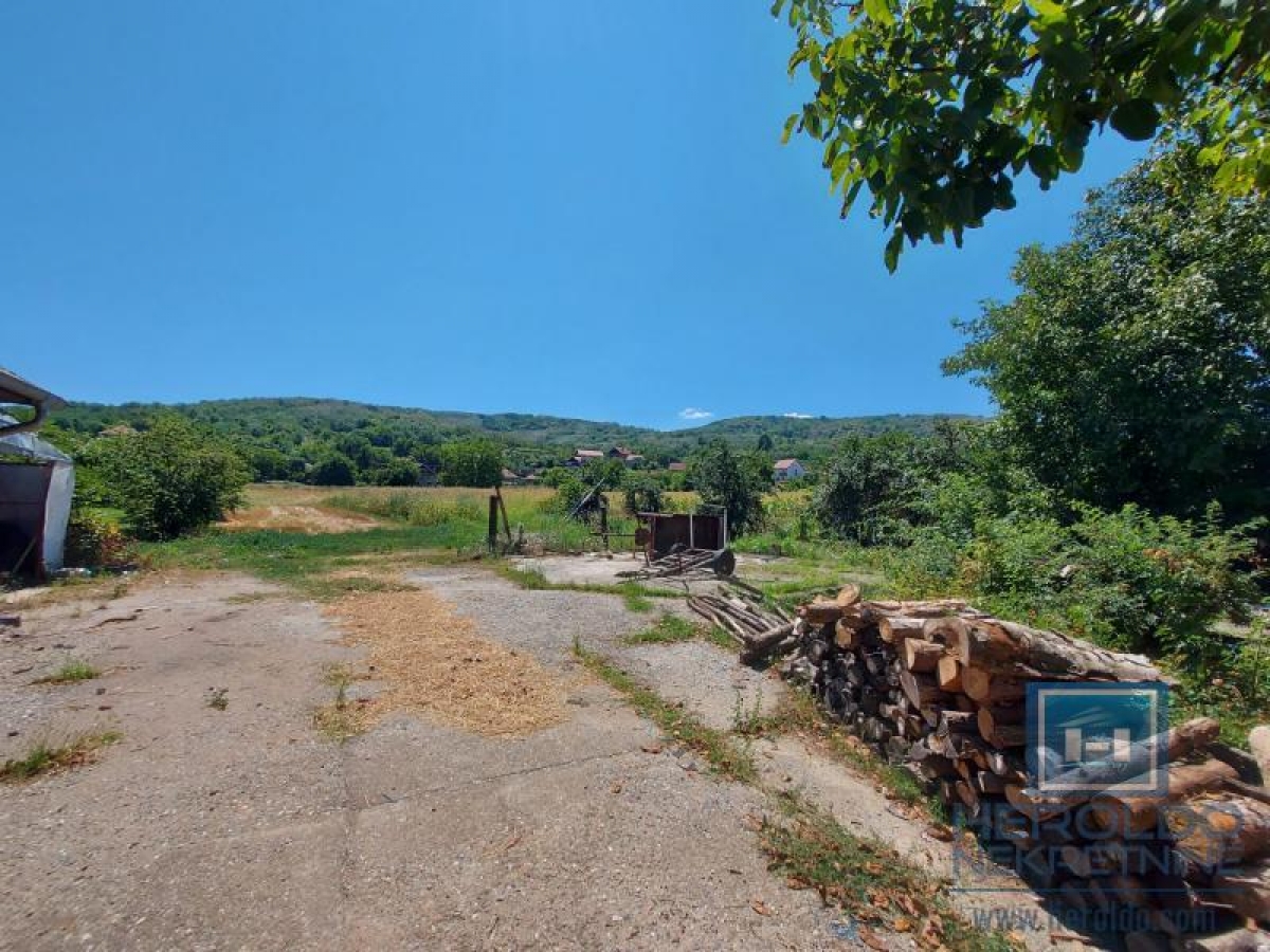 House for renovation in Majur with an outbuilding next to the main road