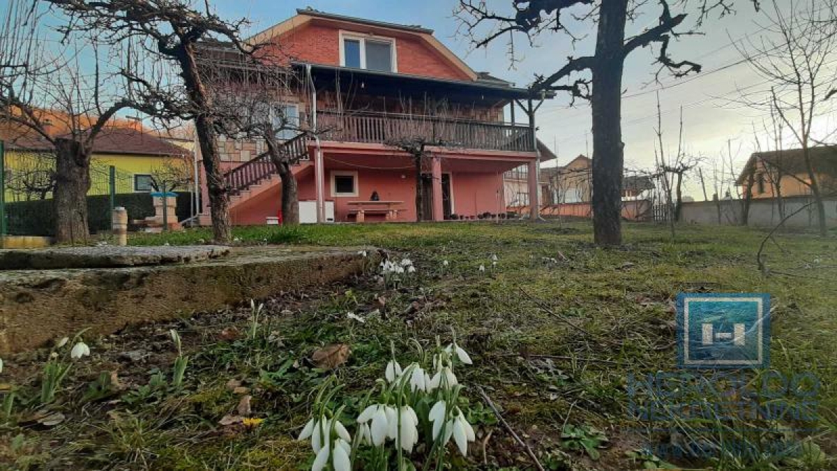 Prostrano seosko domaćinstvo u selu Jezero