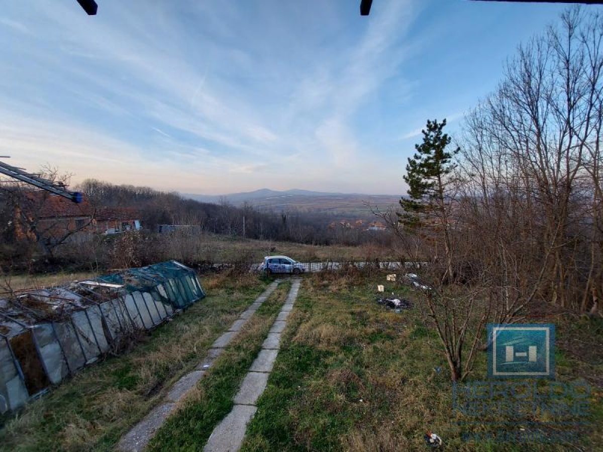 Kuća od 360m2 u selu Šantarovac na 33, 92a placa