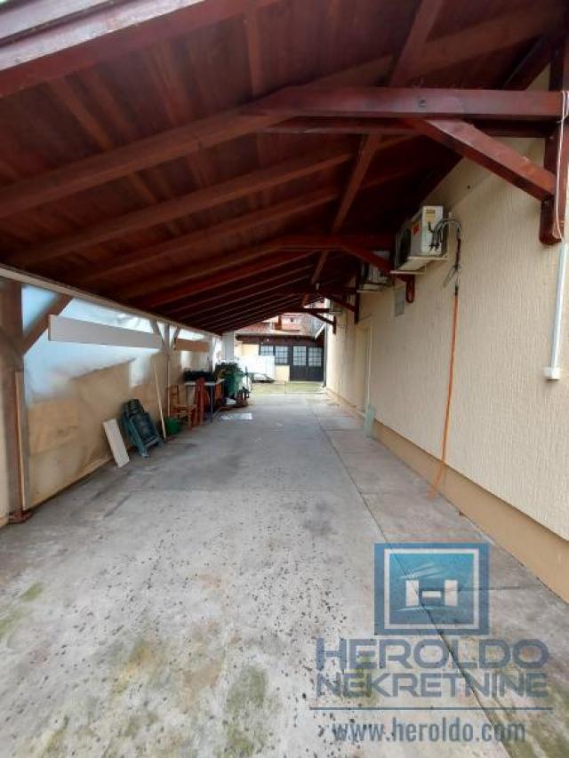 Family house of 179 m2 on 4.26 a plot of land with a commercial building in Colonia next to the main