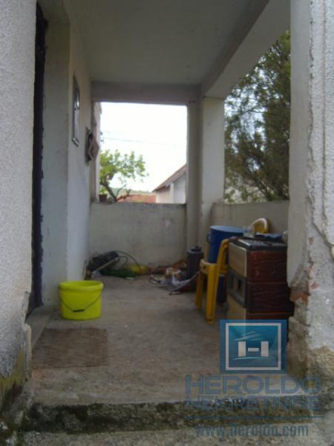 House for renovation in Majur with an outbuilding next to the main road