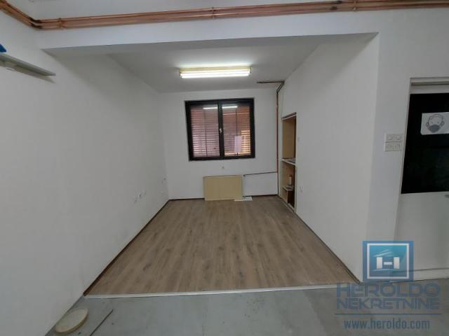 Family house of 179 m2 on 4.26 a plot of land with a commercial building in Colonia next to the main