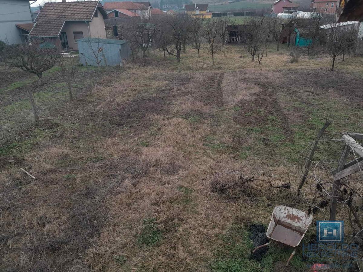 Poluzavršena kuća sa prostranim placem od 10 ari