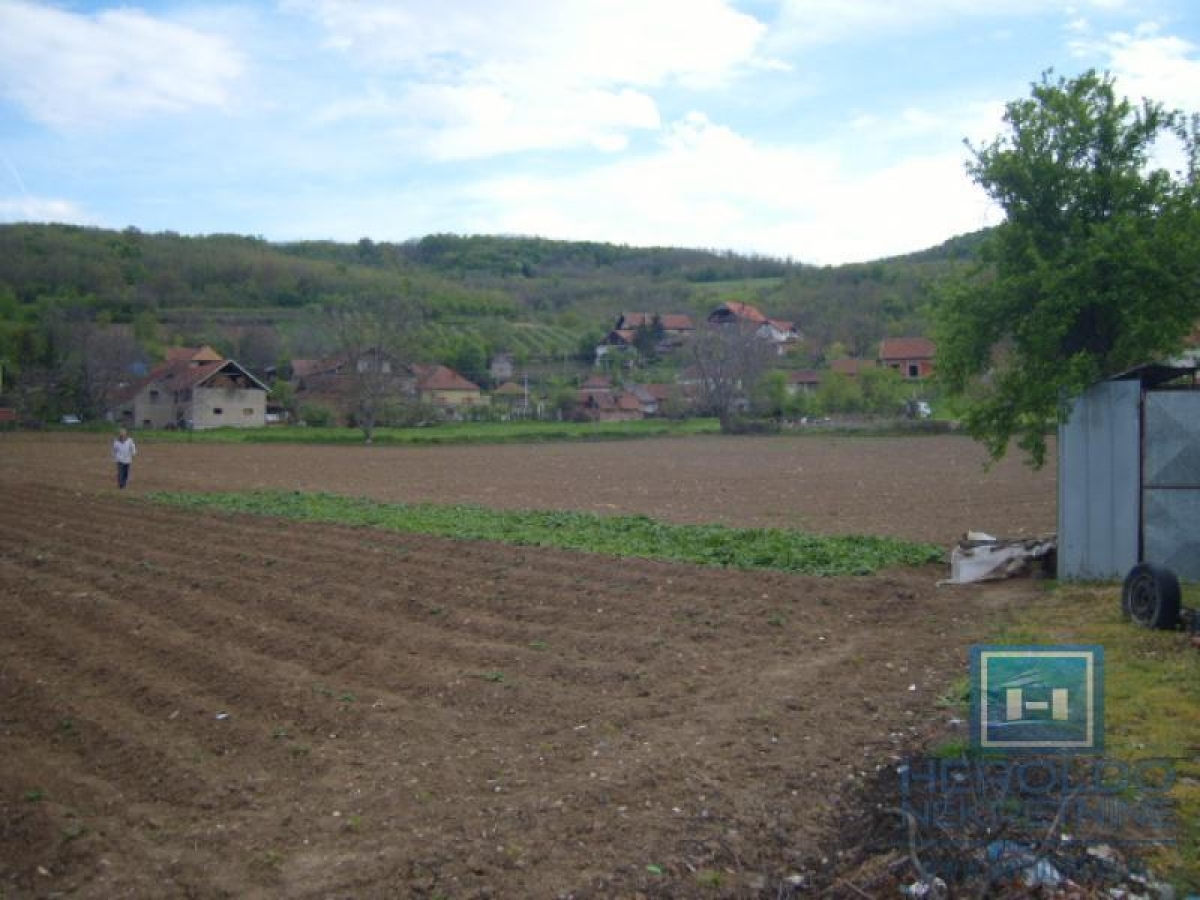 House for renovation in Majur with an outbuilding next to the main road