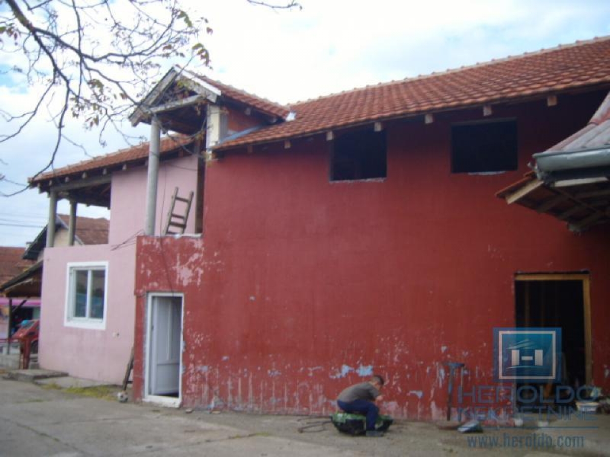 House for renovation in Majur with an outbuilding next to the main road