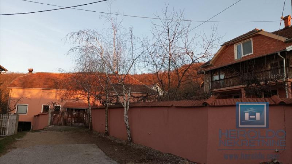 Prostrano seosko domaćinstvo u selu Jezero