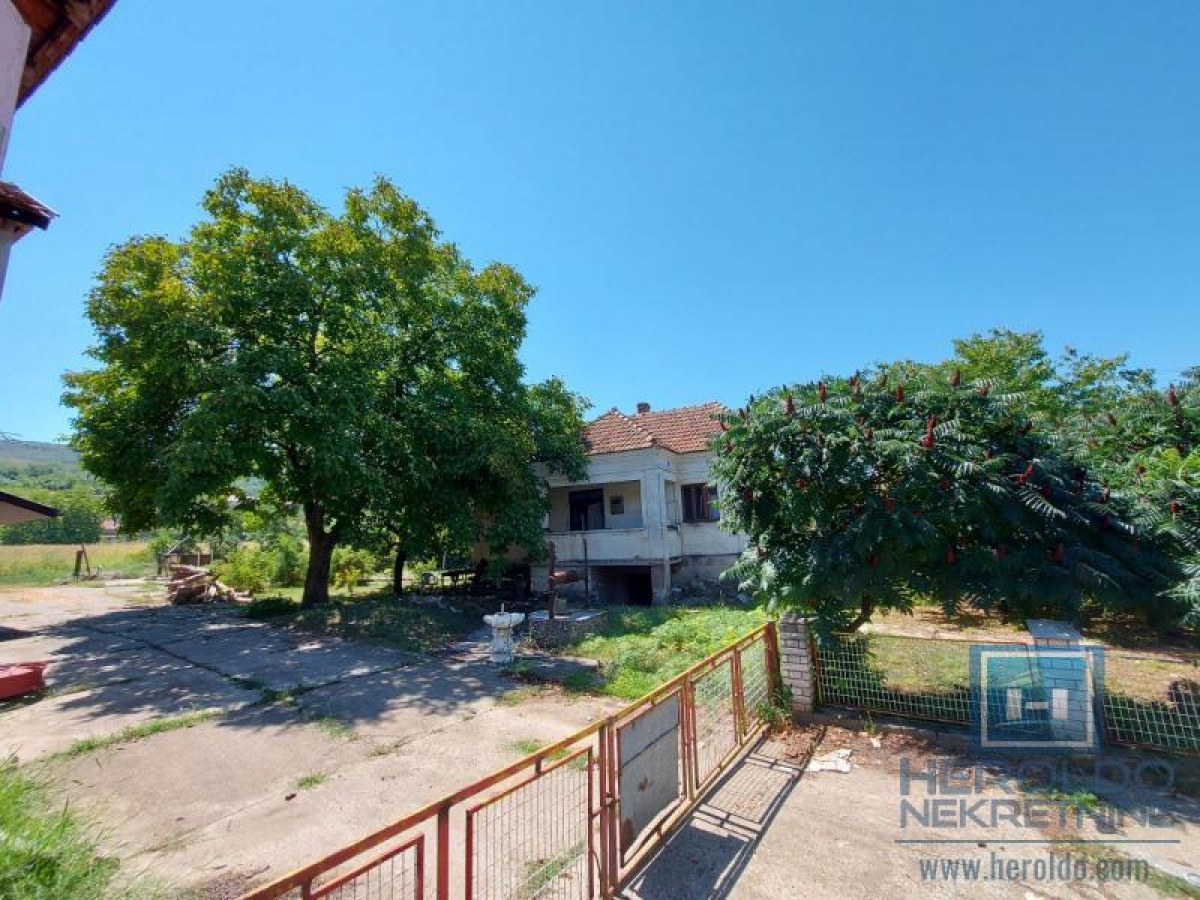 House for renovation in Majur with an outbuilding next to the main road