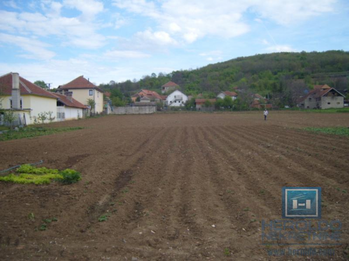 House for renovation in Majur with an outbuilding next to the main road