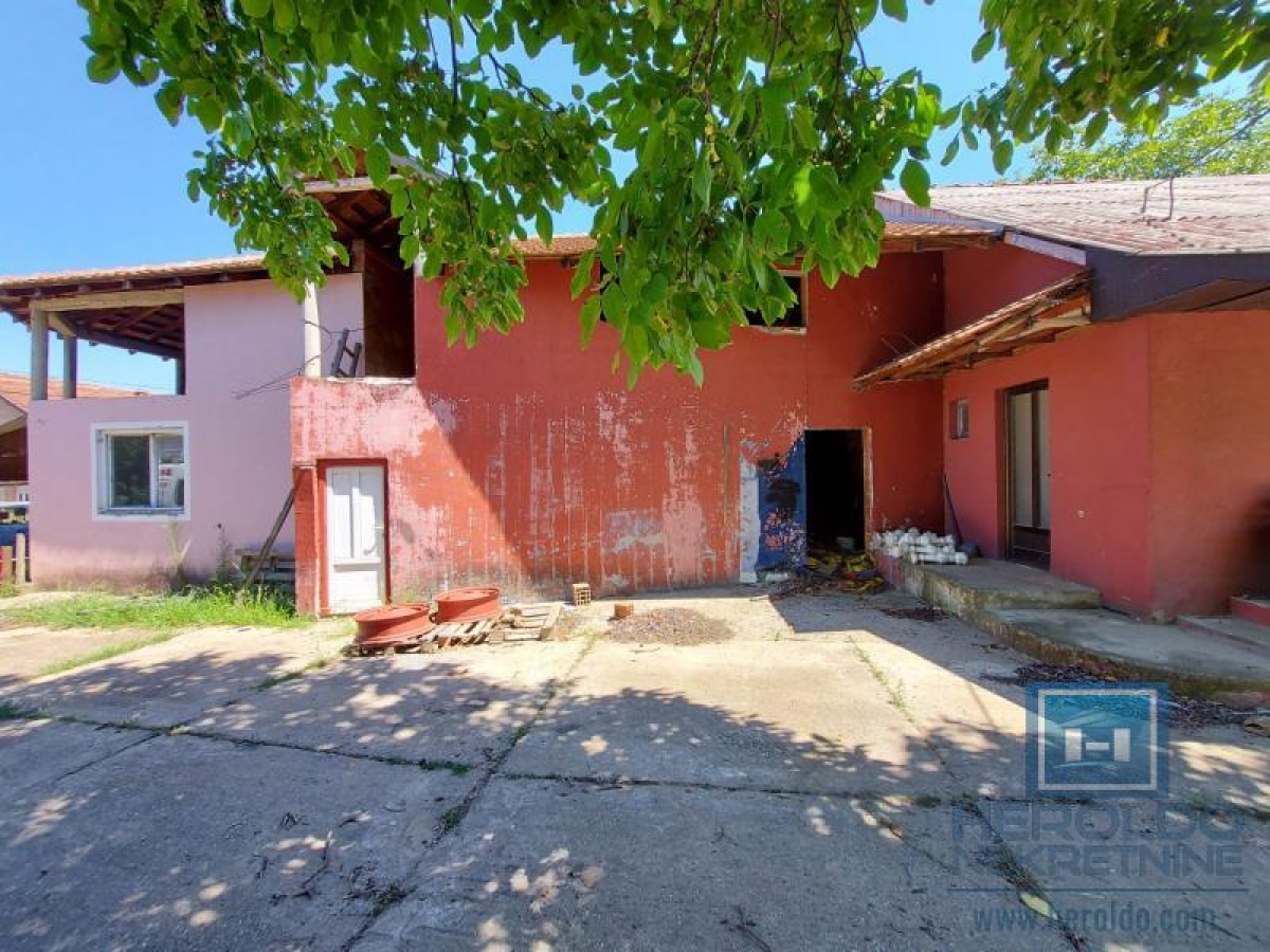 House for renovation in Majur with an outbuilding next to the main road