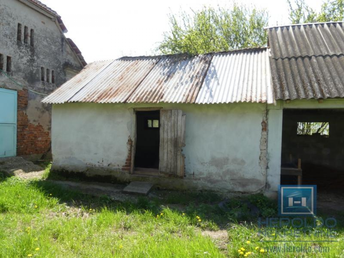 House with auxiliary facilities