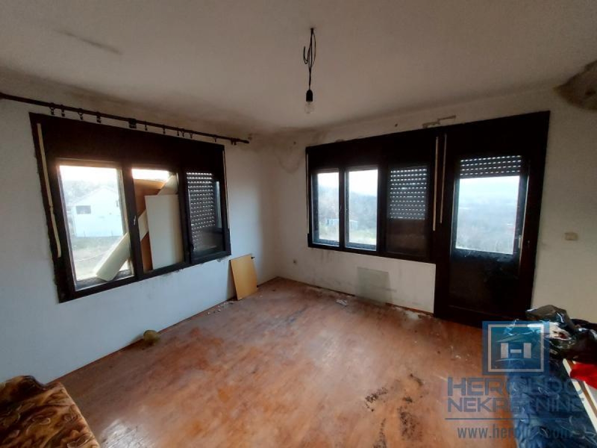 Kuća od 360m2 u selu Šantarovac na 33, 92a placa