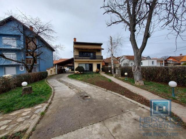 Family house of 179 m2 on 4.26 a plot of land with a commercial building in Colonia next to the main