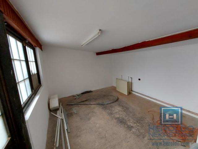 Family house of 179 m2 on 4.26 a plot of land with a commercial building in Colonia next to the main