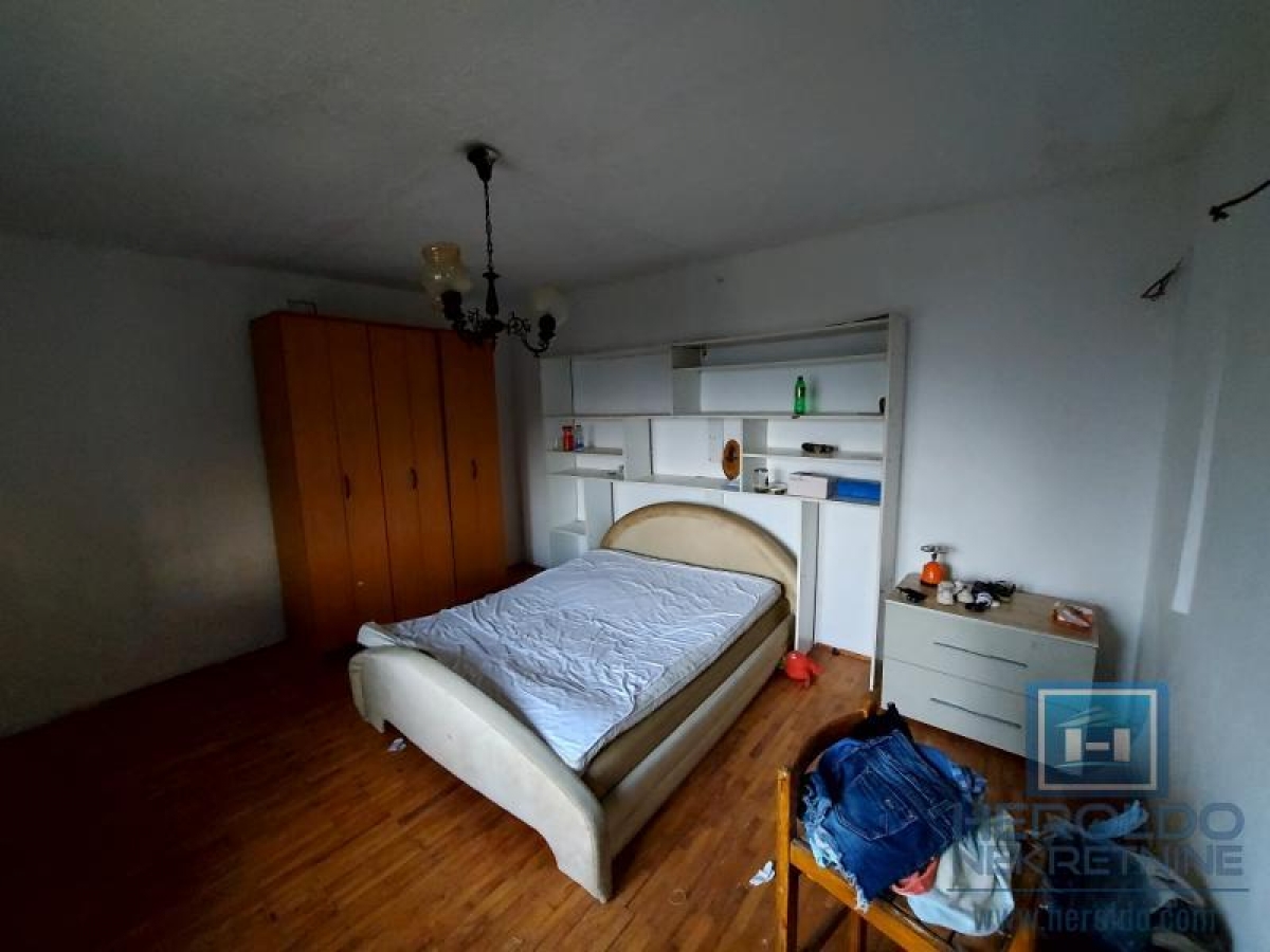 Kuća od 360m2 u selu Šantarovac na 33, 92a placa