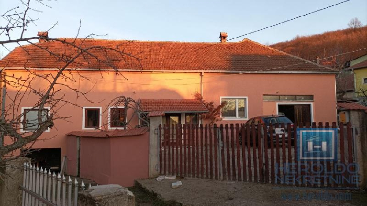 Prostrano seosko domaćinstvo u selu Jezero